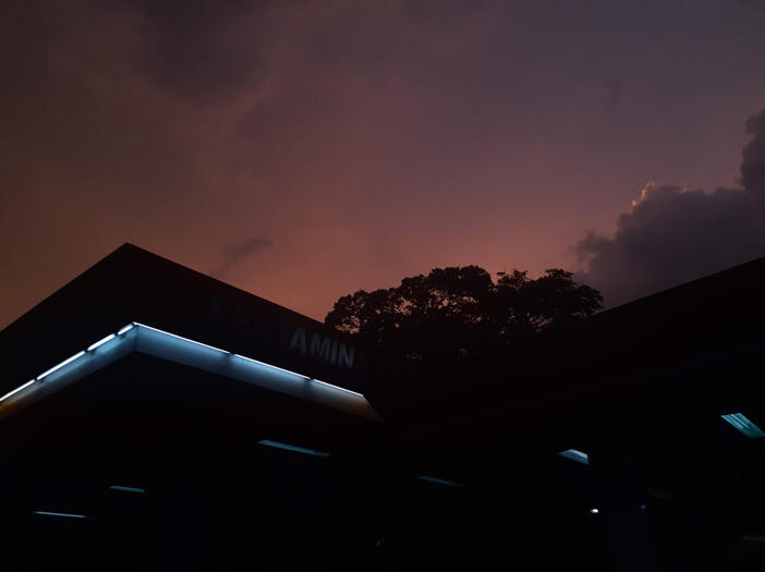 Photo taken by Farhan Afnan Iskandar at January, 2020, a gas station in the evening